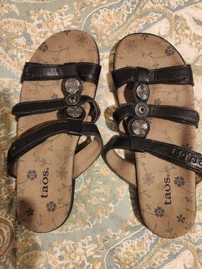 Taos Prize Black Leather Multi-Strap Slide Sandals with Metallic Accents Sz 6